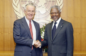 Photo of Sarbanes meeting with U.N. Secretary General Kofi Annan