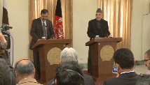 Karzai, Gilani downplay WikiLeaks
