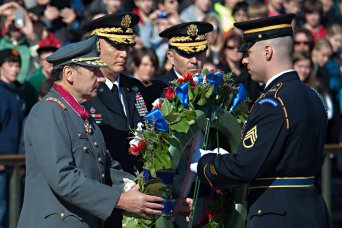 Chilean Army Commander-in-Chief Lays Wreath at the