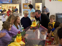 Senator Crapo meets with Meridian Elementary School students to discuss healthy eating habits and snacks.