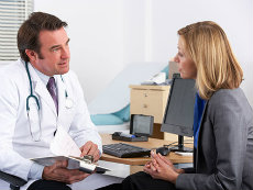 Una mujer hablando con un doctor