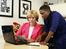 Dos mujeres mirando una computadora portátil
