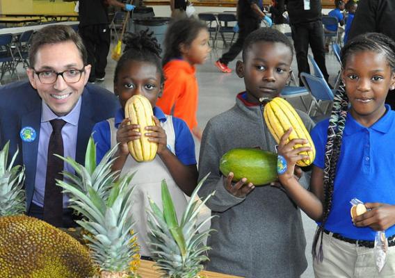 Acting Deputy Under Secretary for Food, Nutrition and Consumer Services Brandon Lipps with students