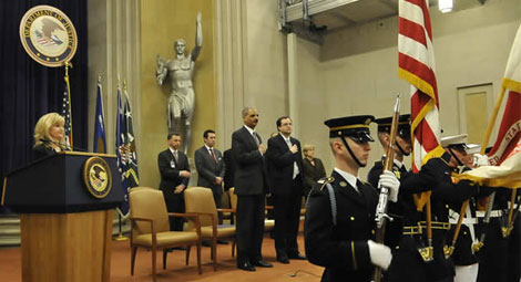 La Escolta de Banderas presenta las Banderas en el evento de la Semana de la Luz del Departamento el 15 de marzo de 2010, con el