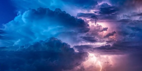 A picture of a thunder storm