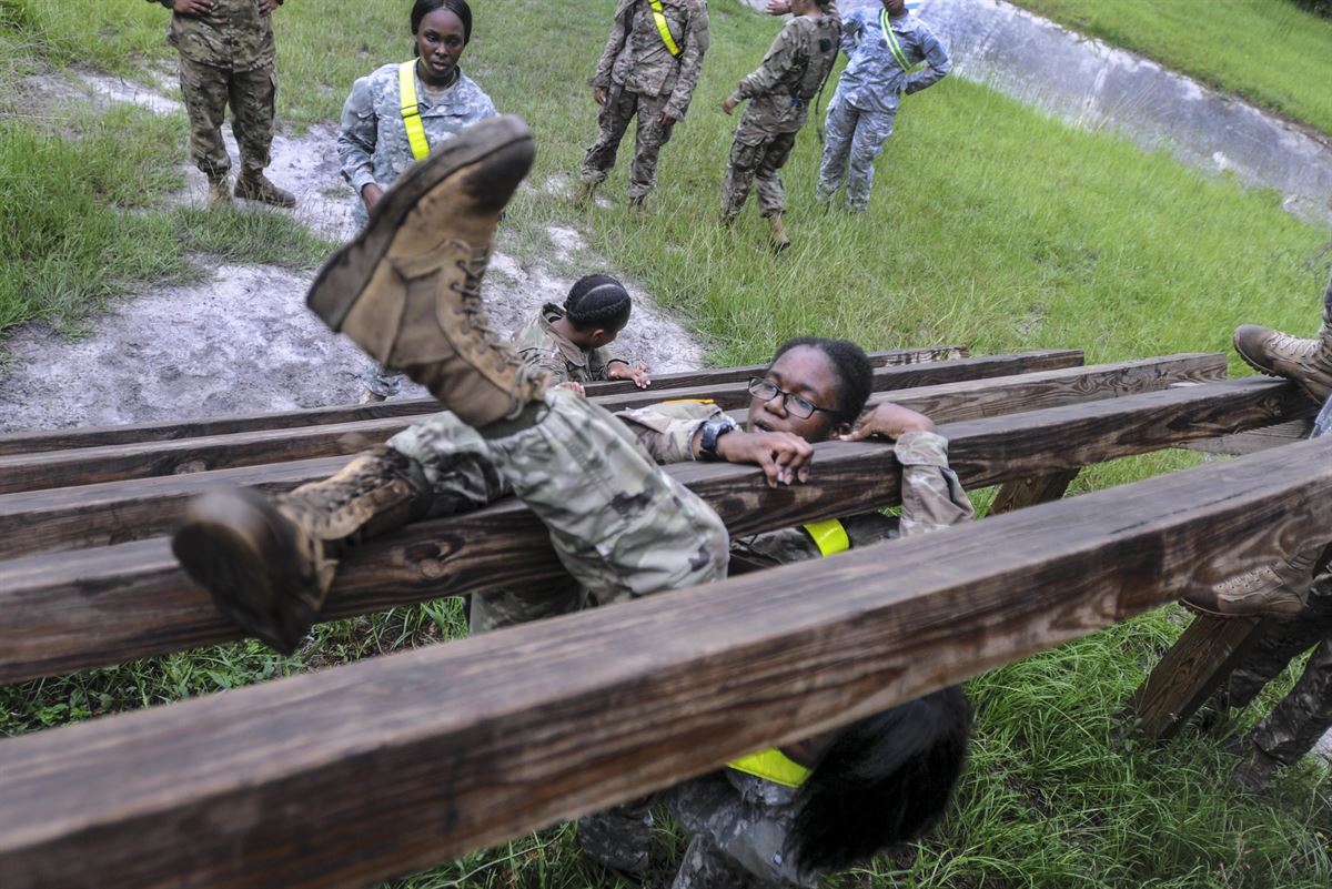 A soldier weaves her way through an obstacle.