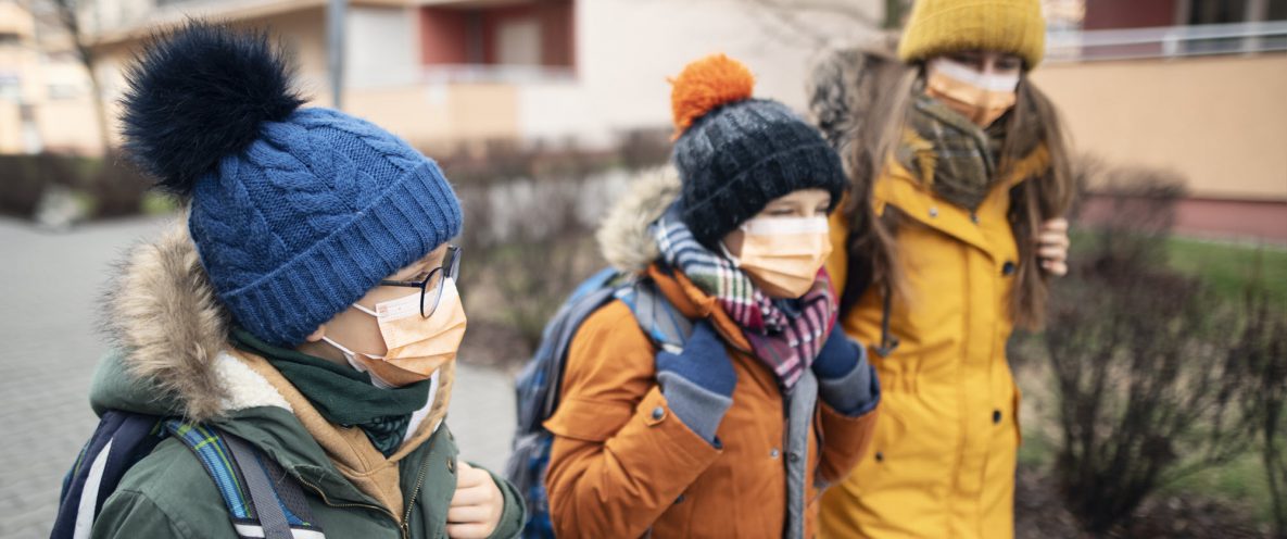 3 trẻ đi bộ tới trường học vào mùa đông