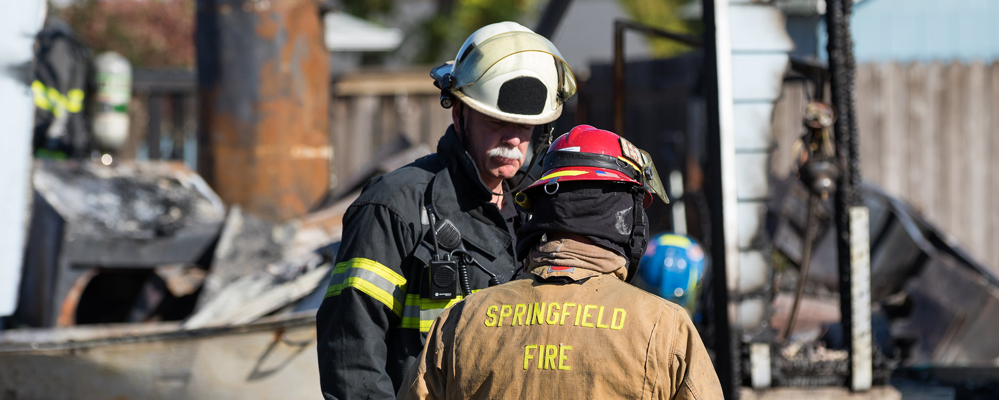 Dos bomberos inspeccionando daños
