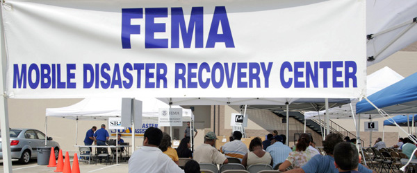 Imagen de un cartel colgado del Centro Móvil de Recuperación de Desastres de FEMA colgado en un sitio de asistencia de FEMA