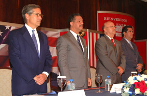 El Embajador Hans H. Hertell; el Presidente Leonel Fernandez; Secretario de Relaciones Exteriores, Carlos Morales; y el Secretario de Industria y Comercio, Francisco Javier durante la ceremonia de apertura.