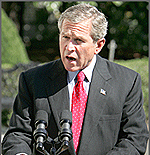 Bush habla con la prensa el 7 de octubre sobre el intento de Saddam Hussein de reactivar el programa de ADM. (AP/WWP)