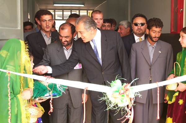 El embajador de EE.UU., Zalmay Khalilzad, el Ministro adjunto de Educación, doctor Ahmad Mushahed, y el director de la USAID para Afganistán, Patrick Fine, inauguraron oficialmente la Escuela Dahnow Dahbori, en Kabul Occidental.