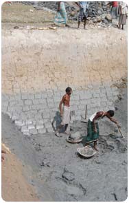 Construction pit near Srirampur showing oxidized and reduced sediments 