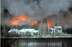 [photo:] Mack Lake fire in jack pine approaches lake front house