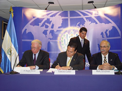 In an official ceremony on September 29, U.S. Ambassador H. Douglas Barclay, Salvadoran Foreign Affairs Minister Francisco Lainez, and USAID Director Mark Silverman signed two agreements for economic freedom and ruling justly.