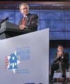 [Foto: El Presidente Bush y el Secretario Martinez en la Conferencia de la Casa Blanca sobre Propiedad de Vivienda entre las Minorías.]