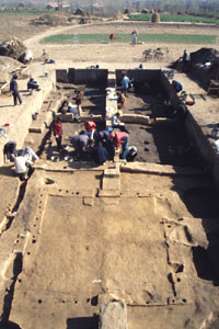 Excavating at Liangchengzhen (Image 2)
