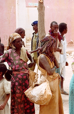 Photo of Somali women waiting for relief supplies