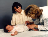 Foto de una doctora atendiendo una bebé