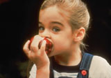 Foto de una nia comiendo una manzana