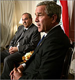 الرئيس جورج بوش يجتمع إلى رئيس الوزراء العراقي المؤقت إياد علاوي على هامش اجتماعات الجمعية العامة للأمم المتحدة في نيويورك يوم 21 أيلول/سبتمبر. 