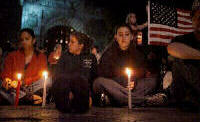 Estudiantes de la Universidad de Nueva York en una vigilia con velas