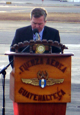El Gobernador de Florida, Jeb Bush, pronuncia unas palabras a su arribo en Guatemala.