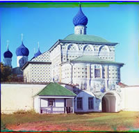 Sergei Mikhailovich Prokudin-Gorskii. Entrance into the Nikolskaia Church in the Makarev Monastery