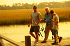 Foto de tres hombres que van a pescar