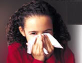 Foto de una niña mientras se tapa la nariz