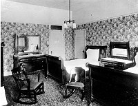 EL TOVAR HOTEL - BEDROOM WITH TWO SLEIGH BEDS, 1 DOUBLE AND 1 SINGLE. CIRCA 1905. DETROIT PHOTOGRAPHIC.