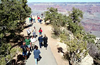 VISITORS WALKING BETWEEN MATHER POINT AND YAVAPAI OBSERVATION STATION ON THE GREENWAY, GRAND CANYON NATIONAL PARK.