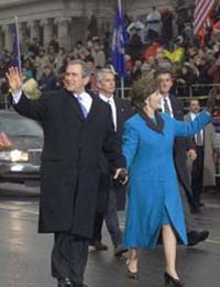 Le prsident George W. Bush et son pouse Laura saluent la foule masse pour le dfil
