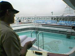funcionario de CDC inspeccionando una piscina